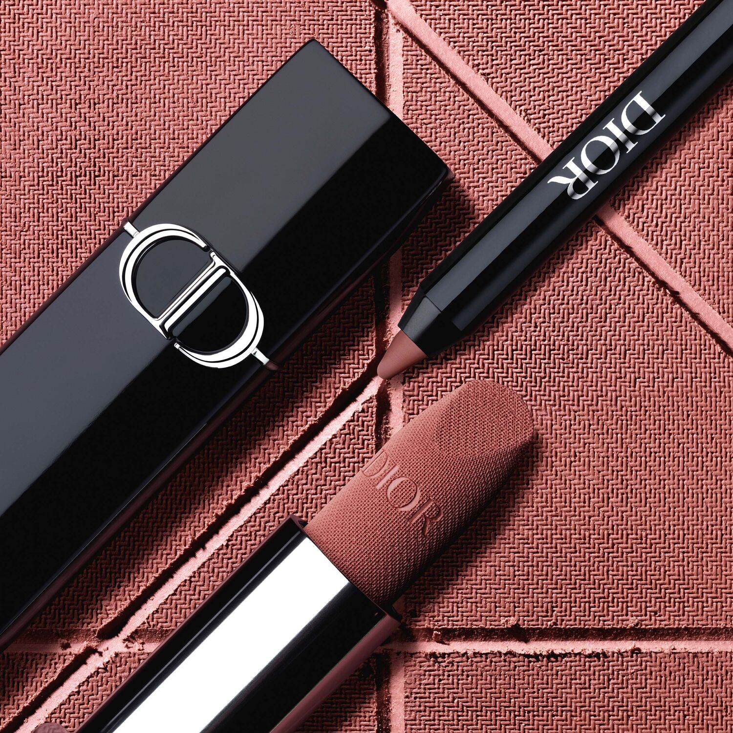 ROUGE DIOR CONTOUR (LÁPIZ PERFILADOR DE LABIOS QUE NO TRANSFIERE LARGA DURACIÓN)